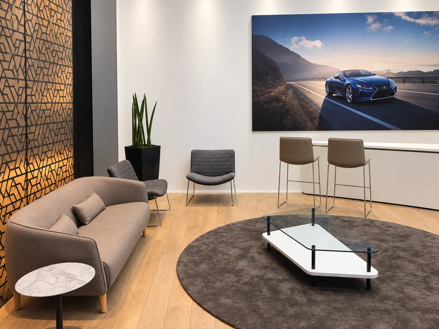 Case Requalli — ambiente de recepção com mobiliário corporativo