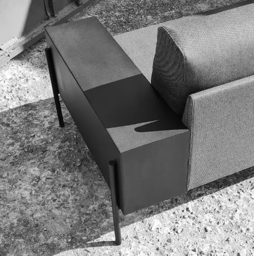 Detalhe construtivo lateral de sofá em preto e branco