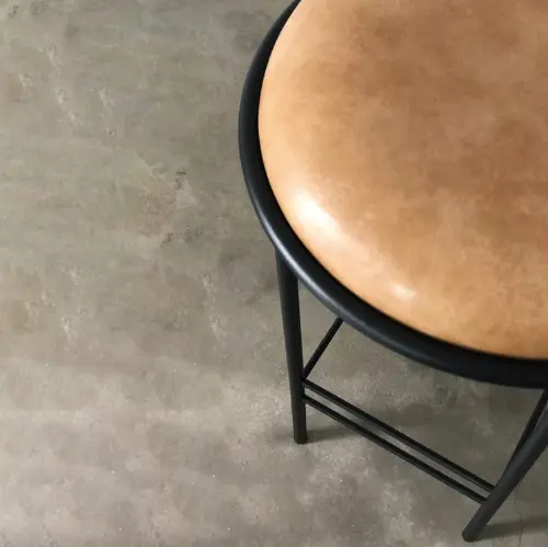 Detalhe de assento em couro e estrutura metálica