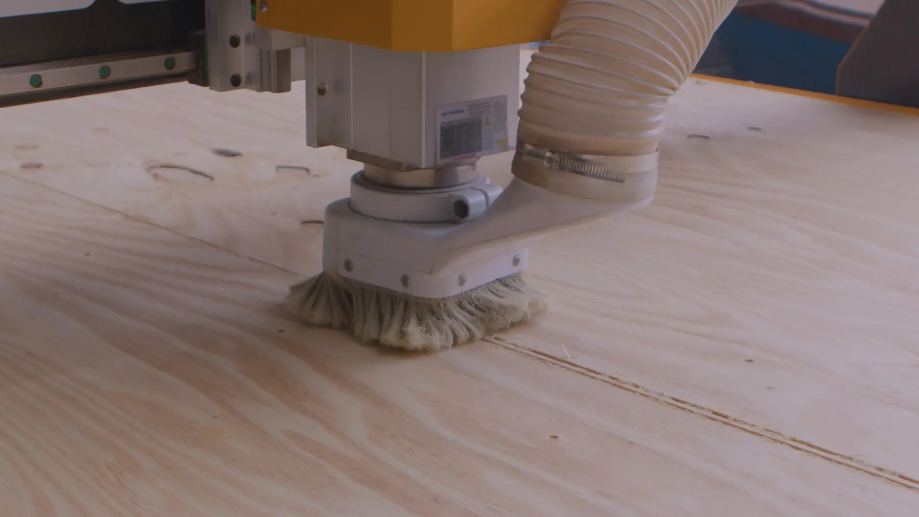 Usinagem de madeira em router CNC na marcenaria Requalli