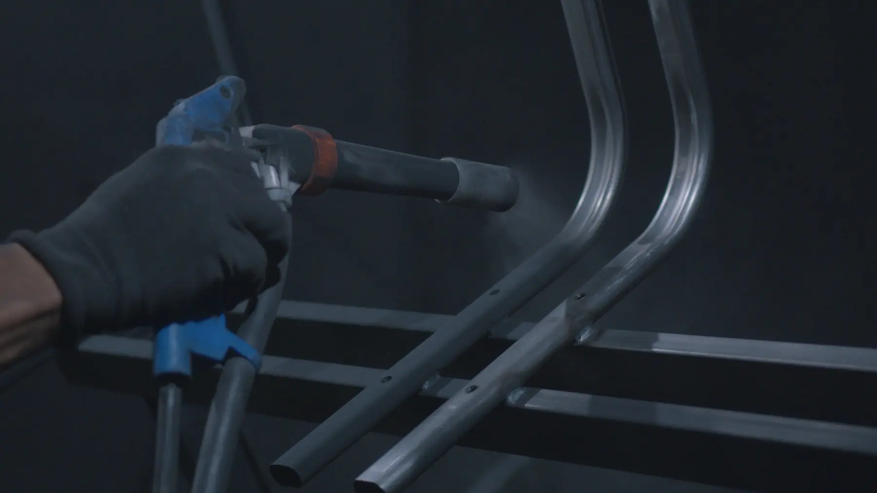 Pintura industrial de componente metálico na Requalli